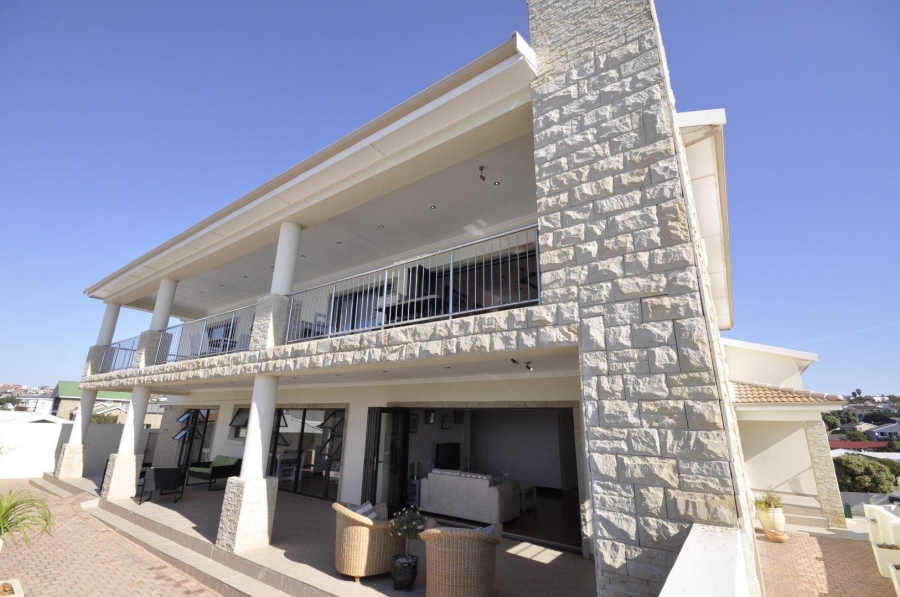 8 Bedroom Property for Sale in Wavecrest Eastern Cape